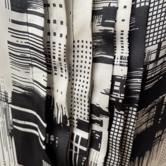 Flattering top sits at waist and has split sleeves - Picture 3 of 6